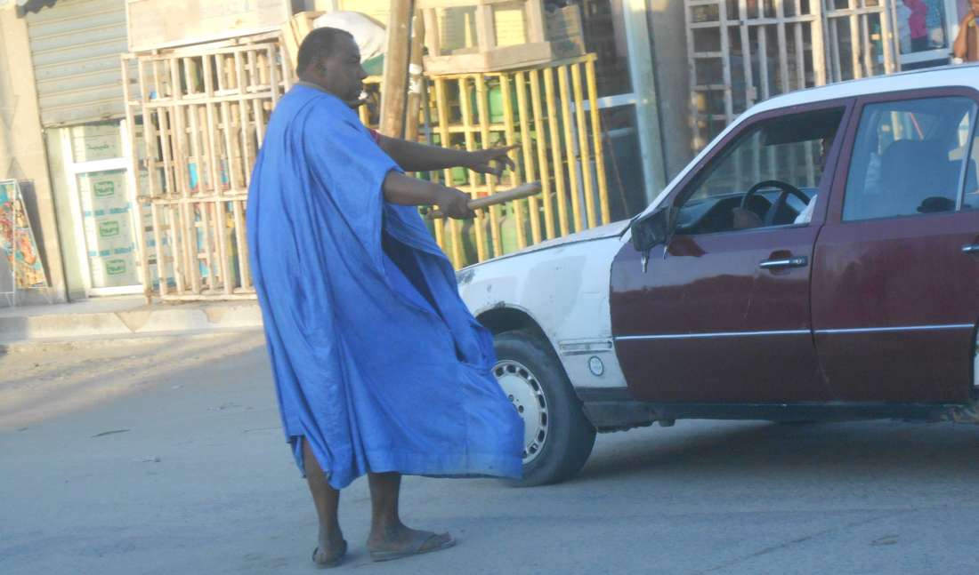 مختلون عقليا ينظمون المرور بكفاءة عالية في شوارع العاصمة الموريتانية!