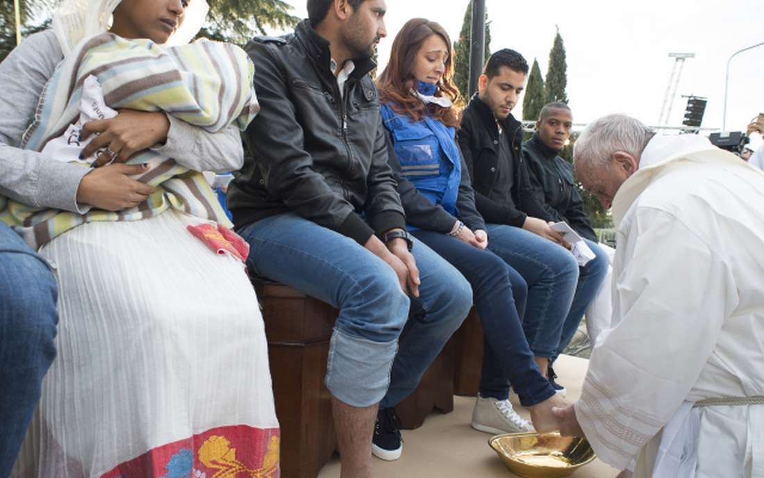 صور للبابا فرنسيس يَغسل ويقبّل أقدام لاجئين بينهم مسلمون تثير ضجة