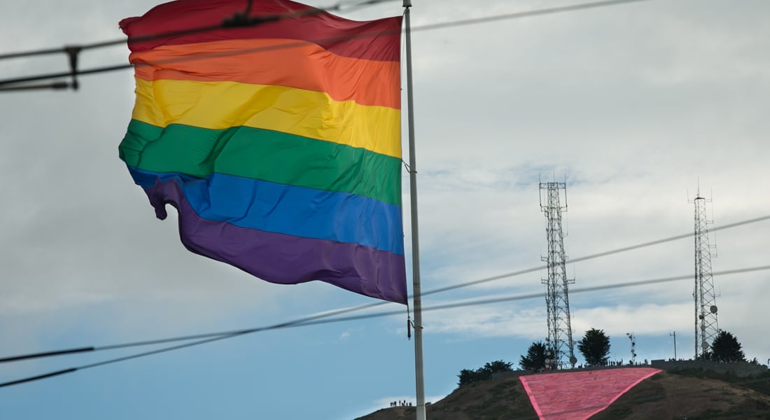 طبيب يرفع علم "المثليين" على منزله بجدة.. والقتل تعزيراً قد تصبح عقوبة الشواذ المجاهرين إلكترونياً