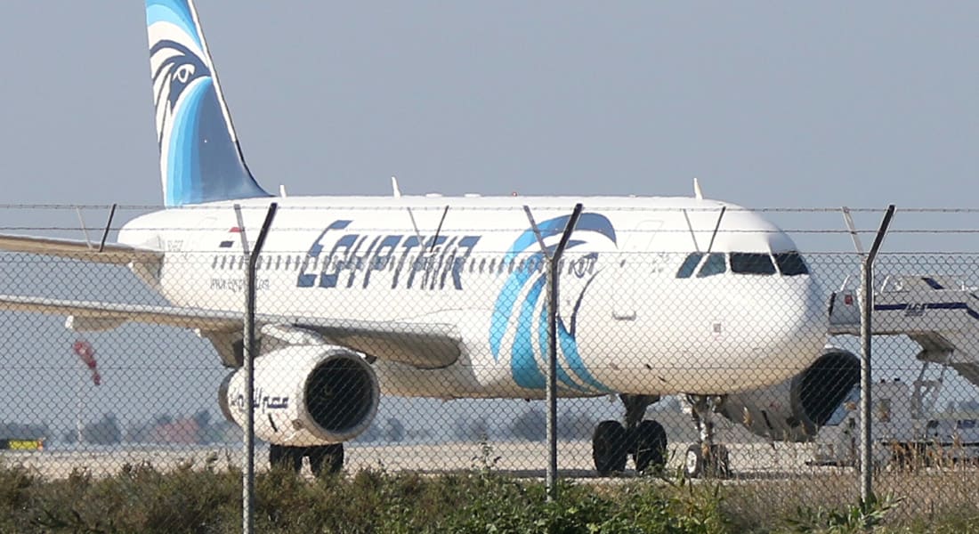 خاطف الطائرة المصرية يفرج عن المصريين ويحتفظ بالطاقم والأجانب ورئيس قبرص يتصل بالسيسي