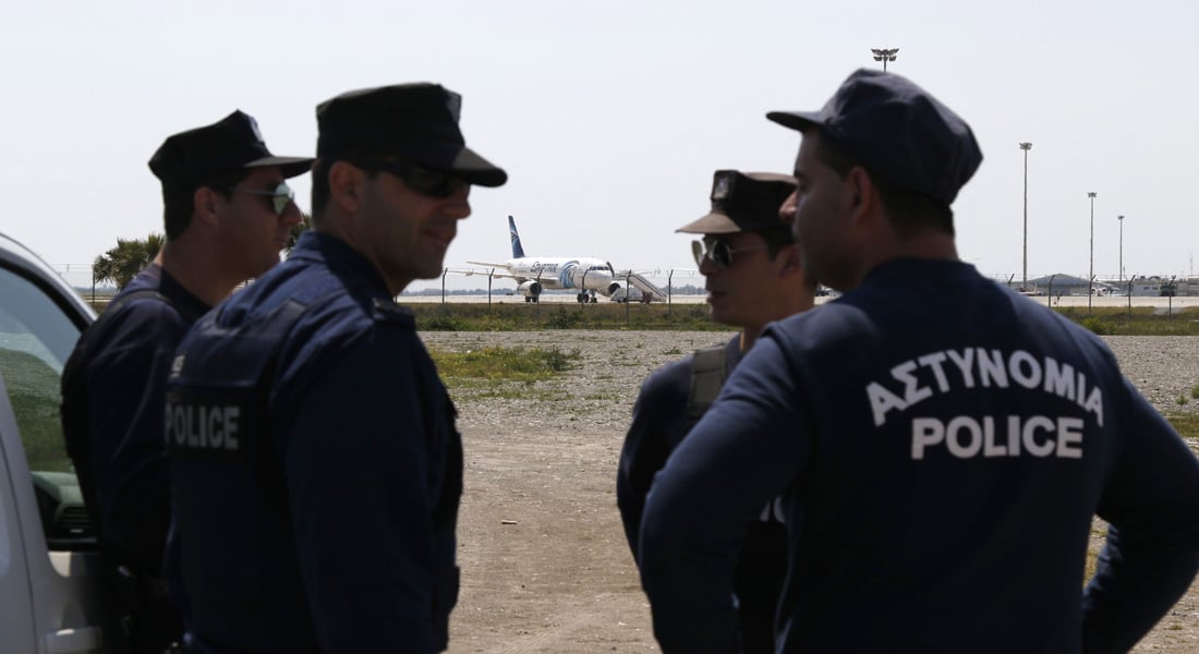 اعتقال خاطف طائرة "مصر للطيران" بعد ساعات على بدء الأزمة وإرغامها على الهبوط بقبرص
