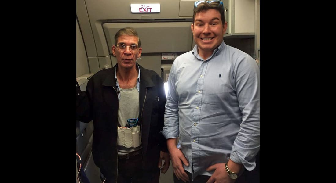 صاحب الصورة مع مختطف الطائرة المصرية: لم يكن هناك ما أخسره.. ومغردون يعلقون: "عمو ممكن تتصور معايا قبل ما تفجرني؟"