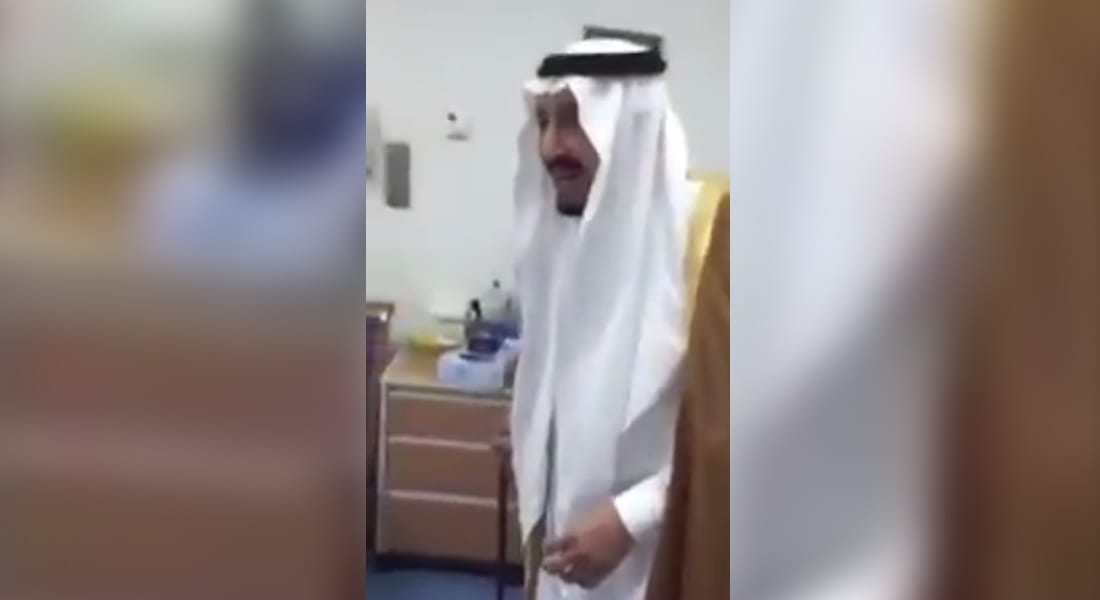 انتشار واسع لمقطع فيديو للملك سلمان وهو يداعب طفلة بمستشفى في الرياض