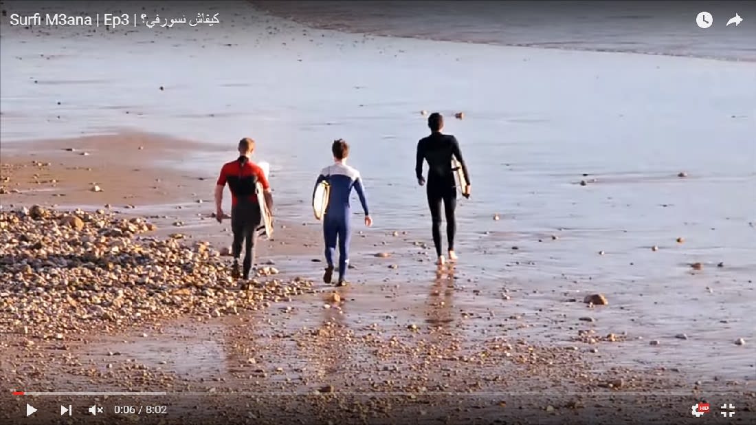 شباب مغاربة يلّقنون أساسيات ركوب الأمواج في قناة على اليوتيوب