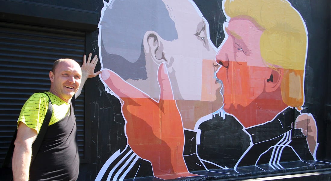"قبلة حميمة" بين فلاديمير بوتين ودونالد ترامب في ليتوانيا تحق انتشاراً واسعاً