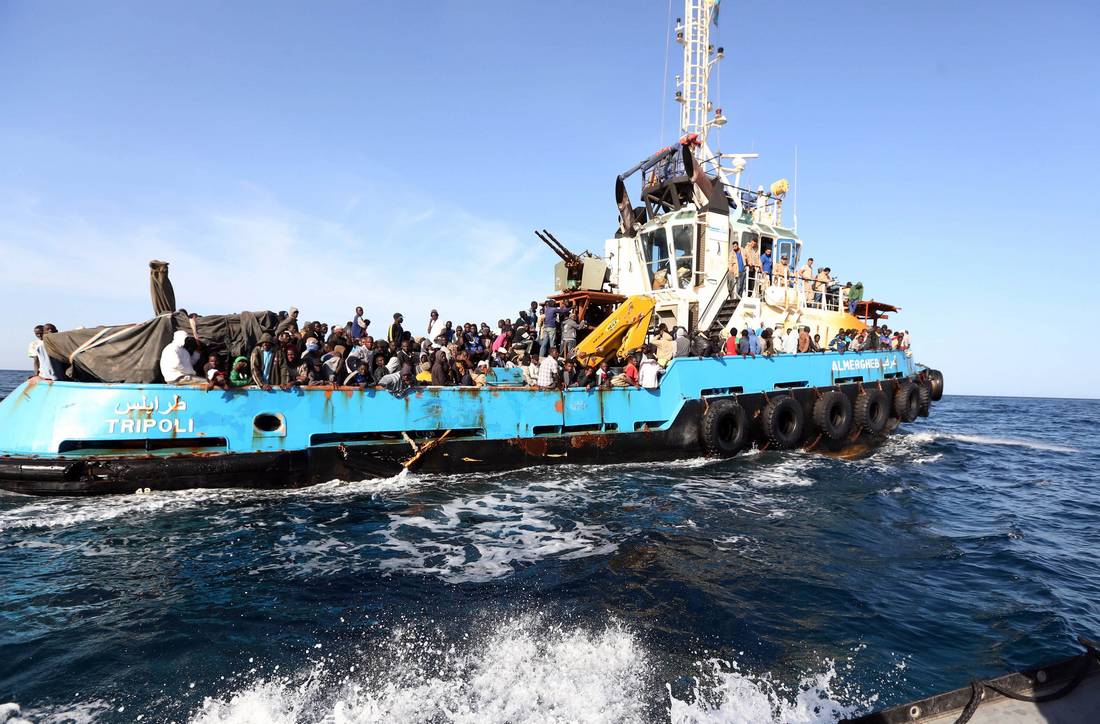 غرق قارب كان يقلّ مئات المهاجرين المغاربة في المياه الليبية