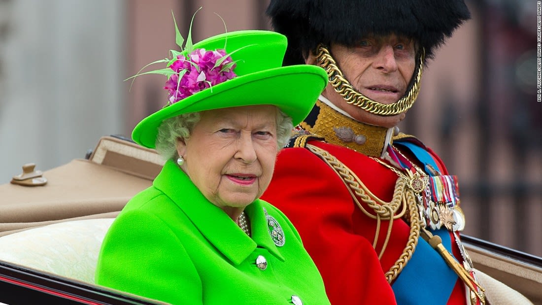 الملكة إليزابيث تحتفل بعيدها التسعين بموضتها الخاصة.. الأخضر الفاقع! 