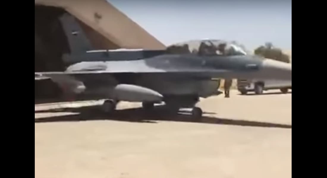 شاهد: وزير الدفاع العراقي يقود الغارات الجوية من طائرات "F16" و"L159" ضد أهداف إرهابية