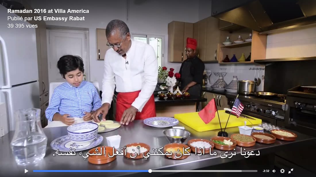 بالفيديو.. السفير الأمريكي في المغرب يعدّ الطبق الشعبي "الرفيسة"