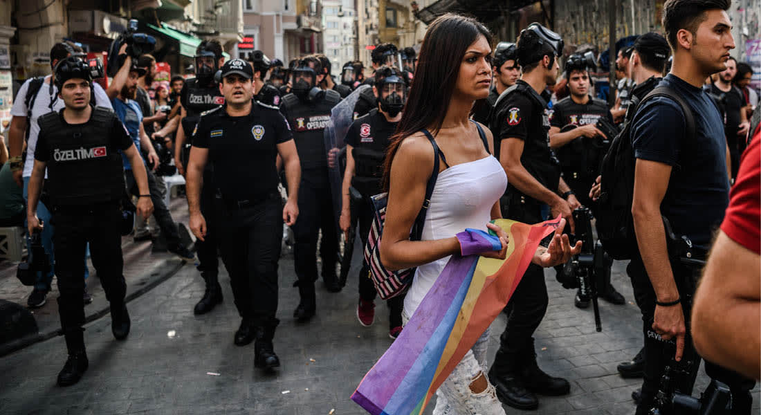 الشرطة التركية تفرق تجمعا للمثليين قرب ساحة تقسيم في إسطنبول