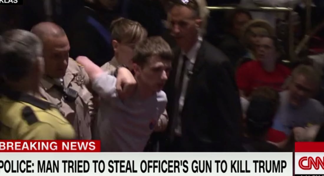 رجل يحاول سحب مسدس شرطي ليقتل دونالد ترامب