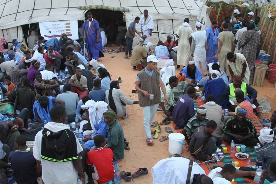 موائد الرحمن ... إفطار جماعي يقبل عليه فقراء موريتانيا خلال شهر رمضان 