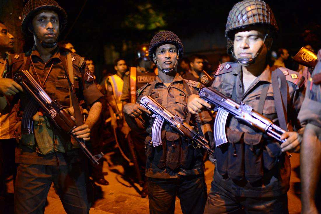 داعش يتبنى العملية.. مقتل ضابطين وجُرح 40 شخصًا واختطاف 20 رهينة في مقهى ببنغلادش
