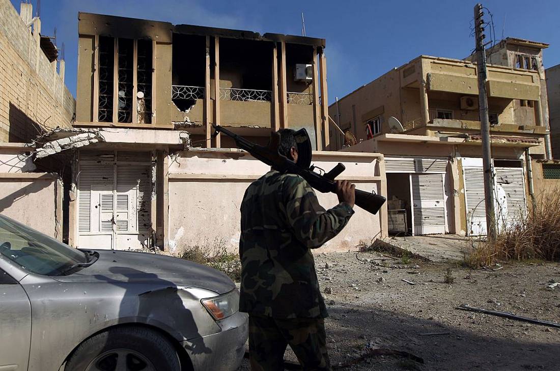 مقتل طيار ليبي إثر سقوط طائرته ببنغازي.. واشتباكات الجيش تتواصل مع داعش