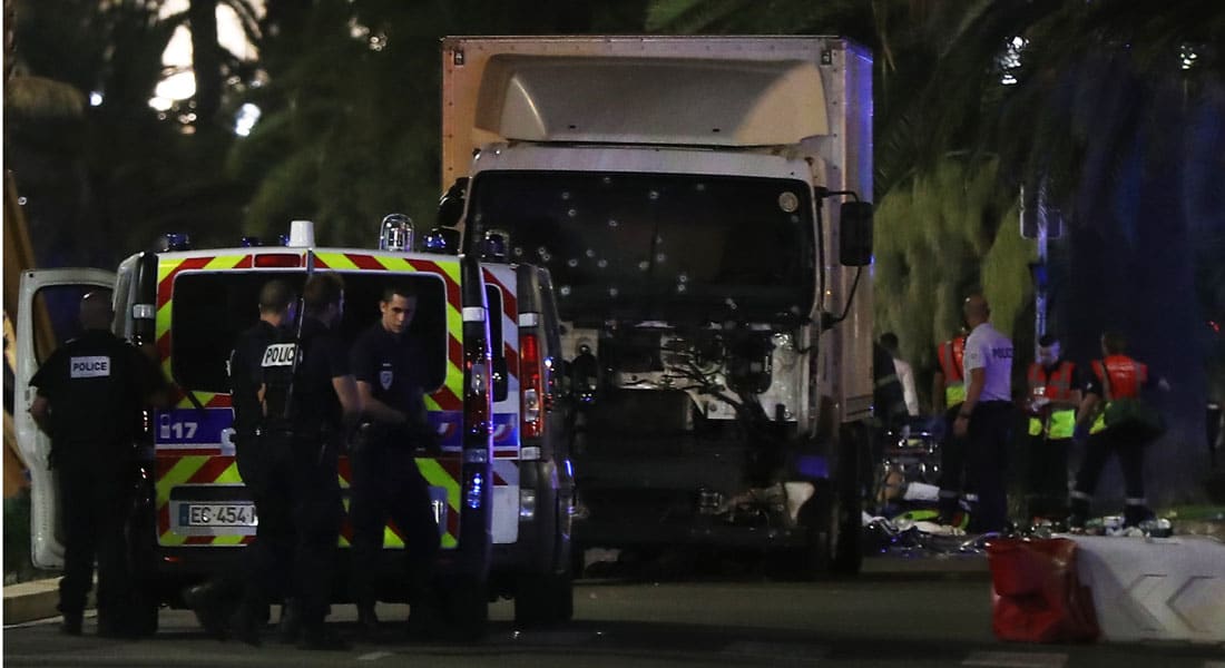 مسؤول فرنسي: عملية الدهس في نيس امتدت لمسافة كيلومترين.. والعثور على أسلحة ومتفجرات في الشاحنة 