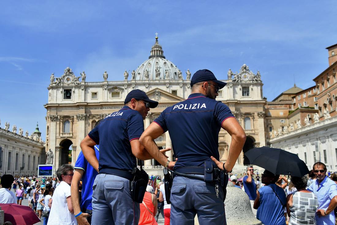 إيطاليا ترّحل ثلاثة مغاربة وتلقي القبض على اثنين بسبب "تهديد أمن البلاد"