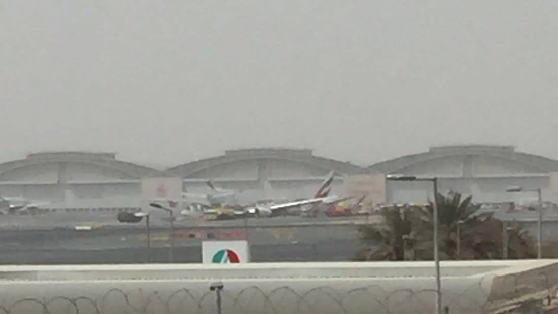 طيران الإمارات تؤكد سلامة 300 كانوا على متن طائرتها في مطار دبي.. وتأجيل رحلات وتحويل أخرى 