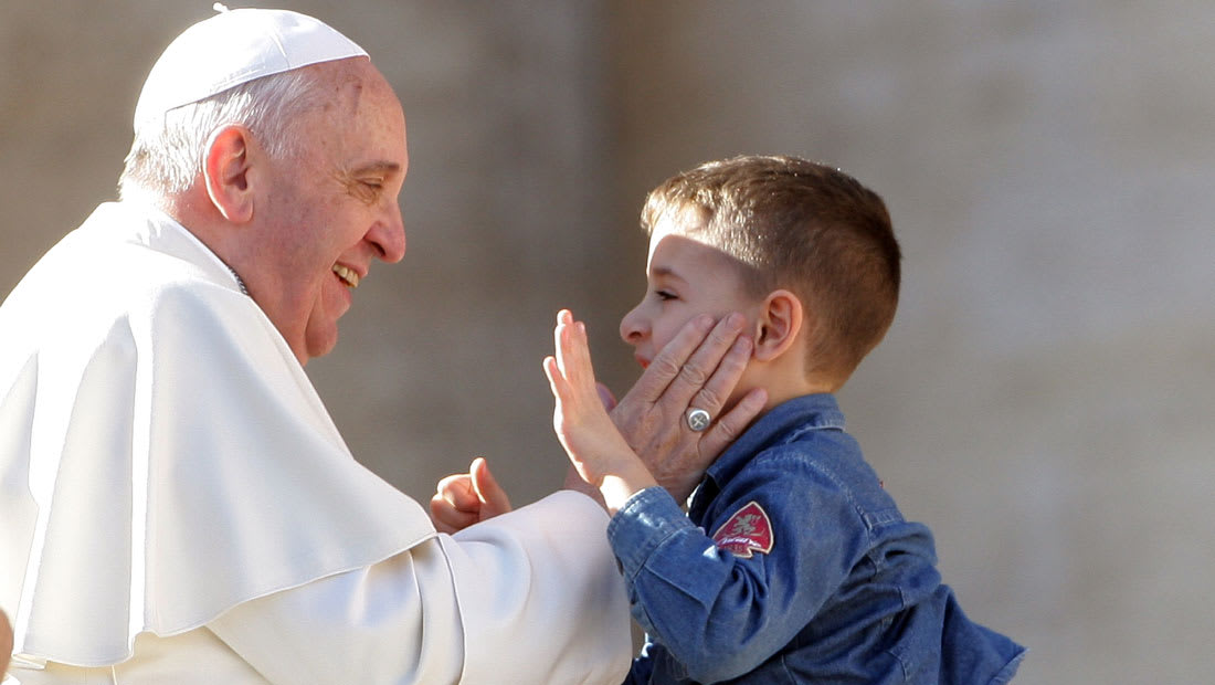 البابا فرانسيس يتهم المدارس بتضليل هوية طلابها الصغار الجنسية