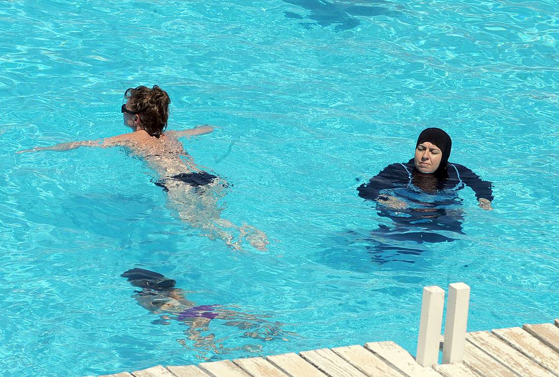 بعد ضجة أثارها.. بلدية فرنسية تُلغي يومًا مخصصًا لسباحة النساء المحجبات