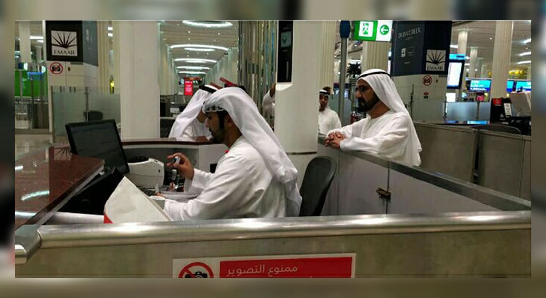 بعد انتشار صورة محمد بن راشد وهو يراقب أحد العاملين بمطار دبي.. "إقامة دبي": الموظف كان مشغولا بإنجاز مهامه الوظيفية