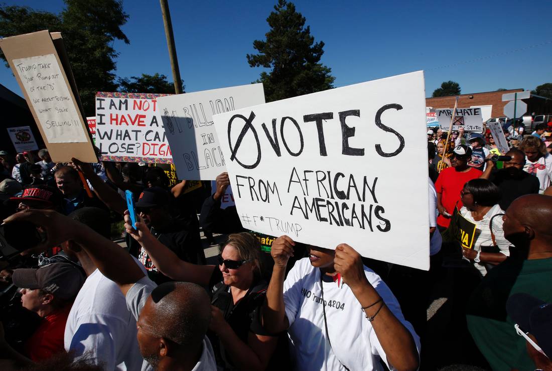 استُقبل باحتجاجات.. ترامب يزور كنيسة للأمريكيين السود بحثًا عن الأصوات