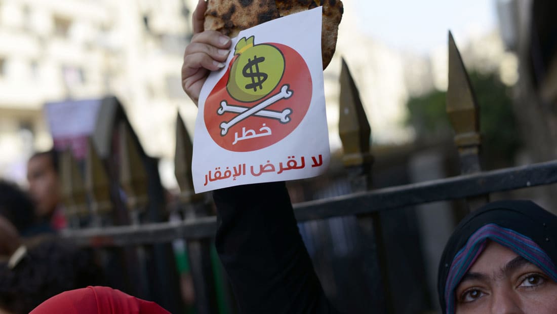 سلمى حسين تكتب عن أزمة العملة في مصر: الجنيه في "بلاد الجنون"