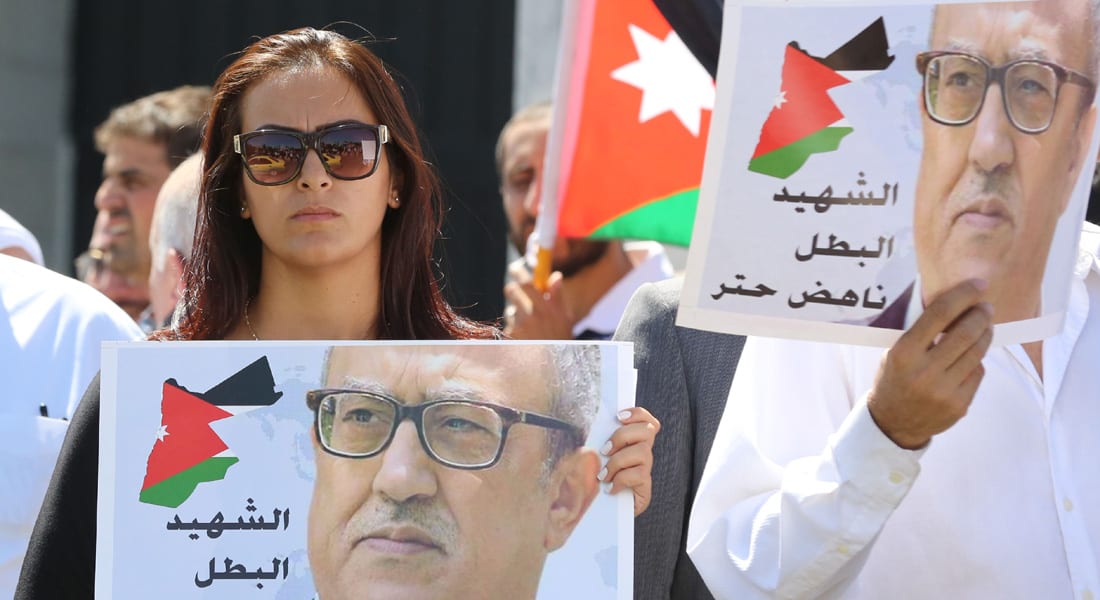 اغتيال حتّر يتفاعل بالأردن وسط مخاوف من "التجييش الطائفي"