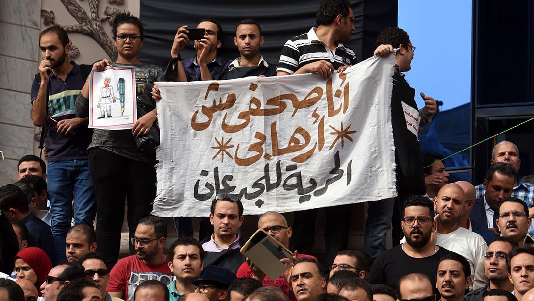 مصر: احتجاز 3 صحفيين بتهمة الانتماء لجماعة محظورة.. والقضاء يفرج عن "السقا"