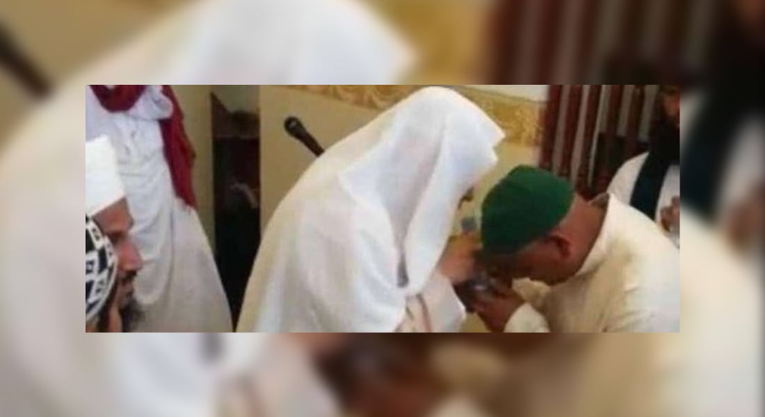 وزارة الشؤون الإسلامية السعودية تطوي قيد إمام مسجد في مكة بعد انتشار فيديو "التبرّك"