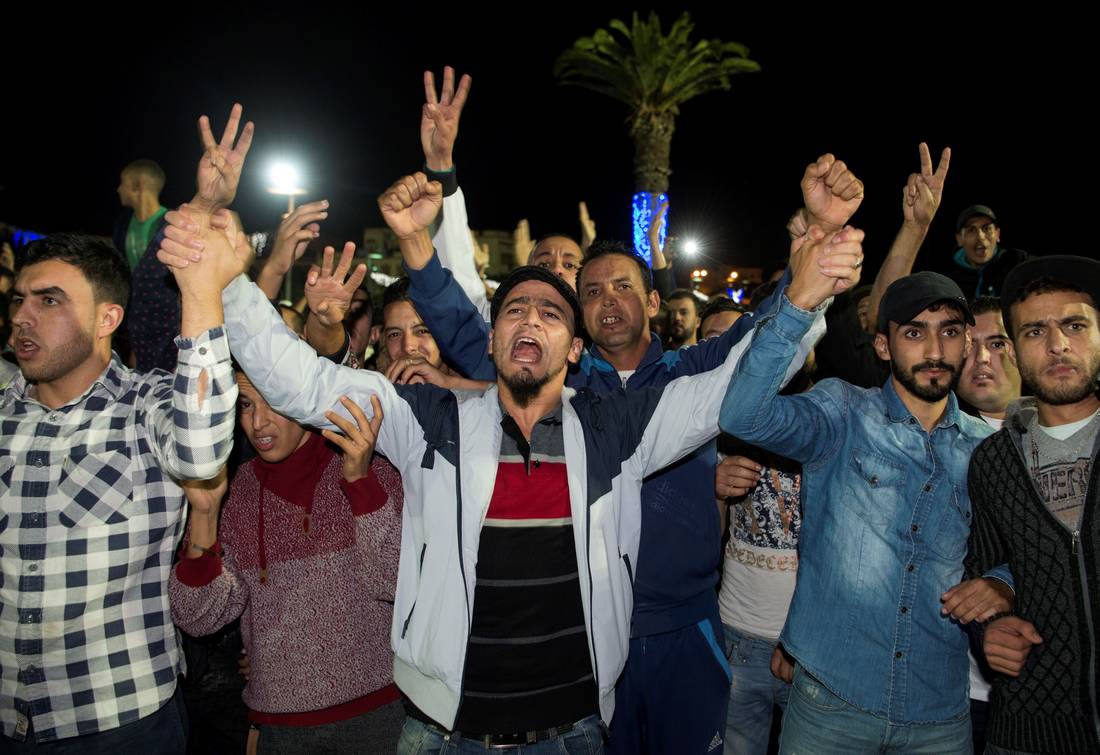 آلاف المغاربة يحتجون في عدة مدن على مصرع تاجر سمك بشاحنة أزبال