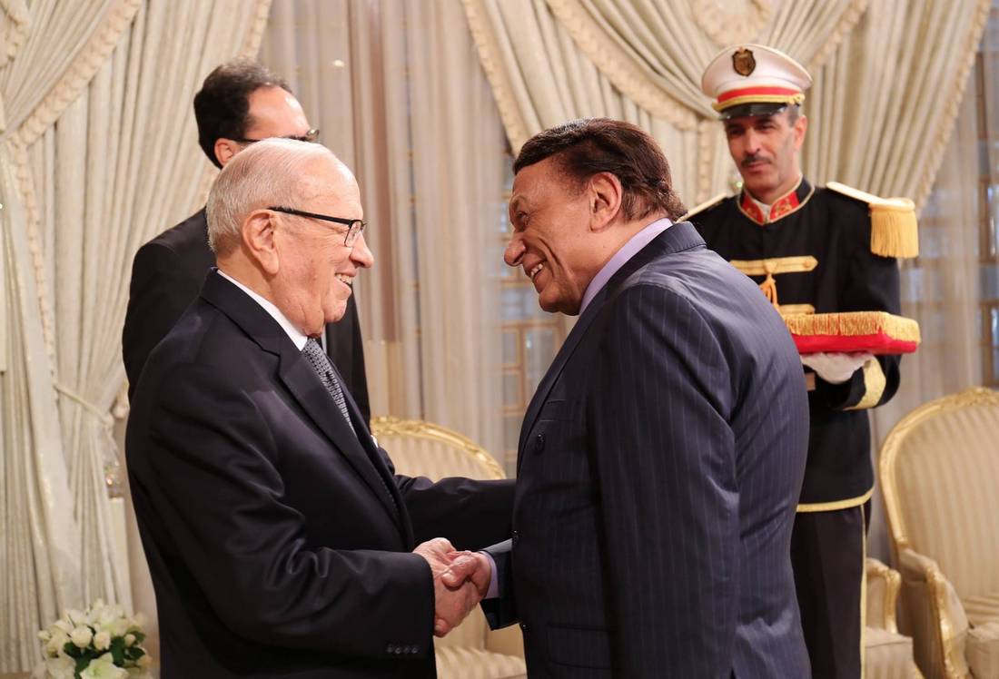 الرئيس التونسي يوّشح عادل إمام بالوسام الوطني للاستحقاق