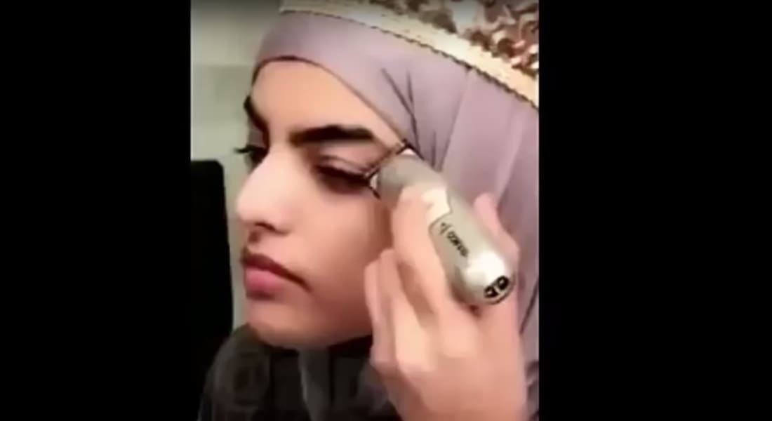 بالفيديو.. حلق خبيرة تجميل سعودية لحاجبيها "بالماكينة" يتصدّر تويتر