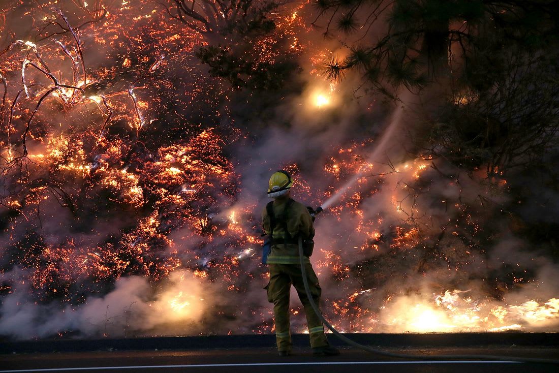 حرائق غابات في تينيسي الأمريكية تتسبب في إجلاء آلاف السكان وتحطم المباني
