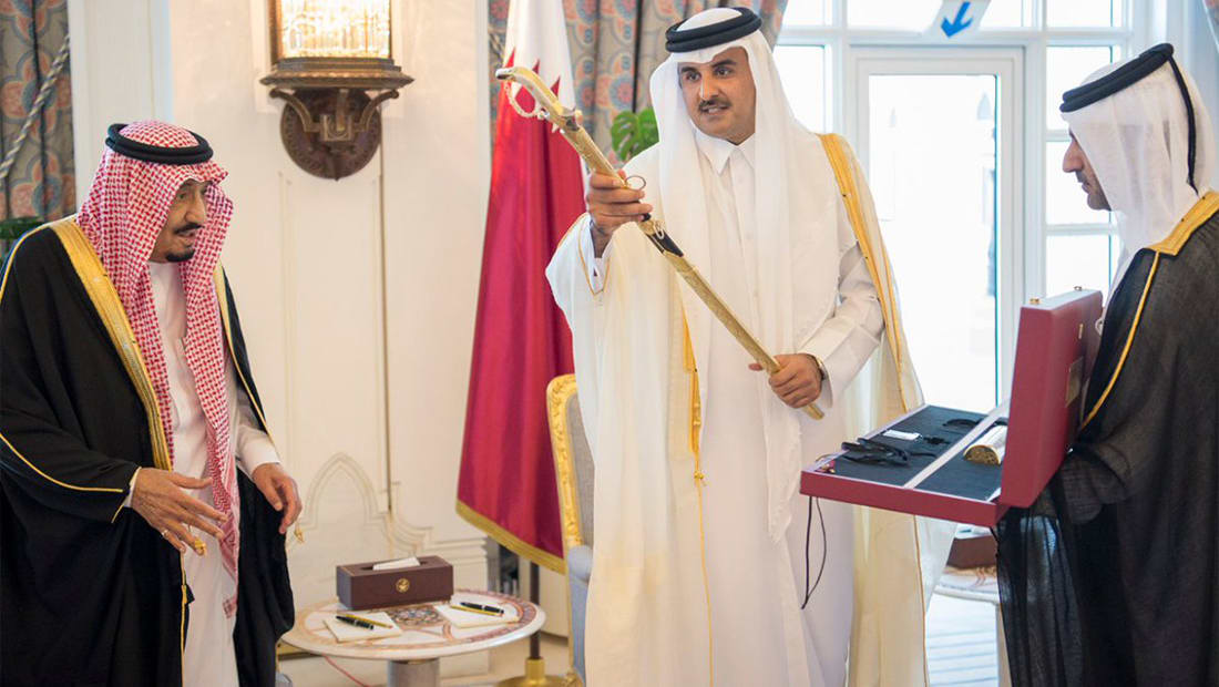 الملك سلمان يؤدي "العرضة" في قطر.. ويستلم سيف المؤسس