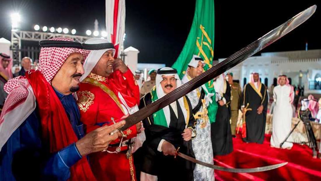العاهل السعودي ونظيره البحريني يشاركان في أداء العرضة 