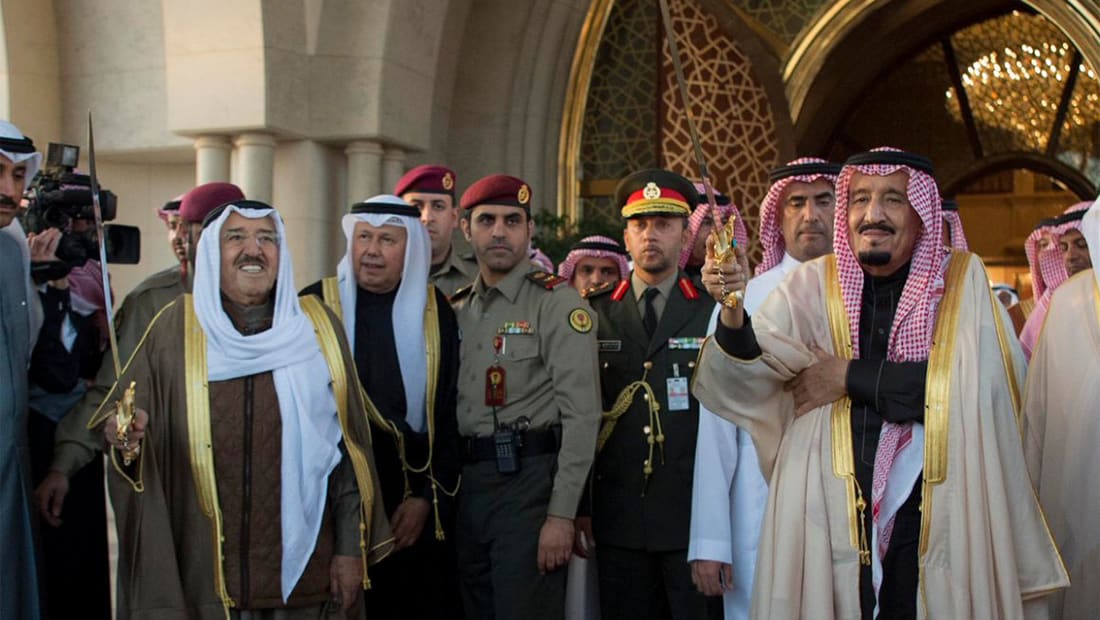 العاهل السعودي يشارك بأداء "العرضة" في الكويت والبحرين وقطر والإمارات 