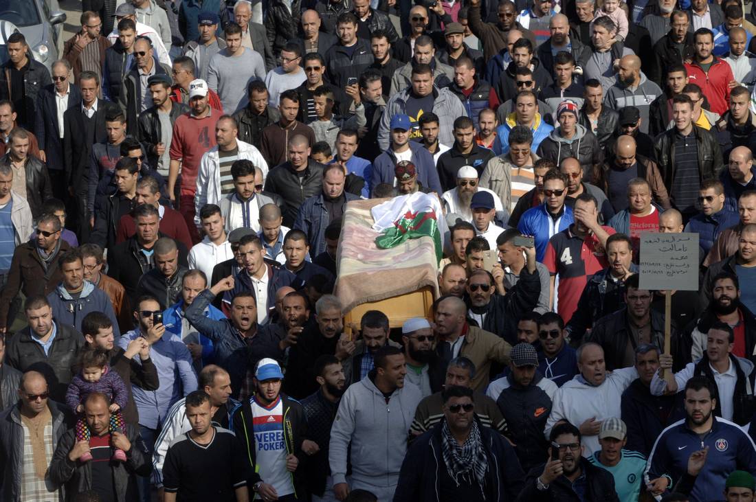 تشييع جثمان الصحفي الجزائري تمالت.. ووزير العدل يؤكد التوصل بشكوى الأسرة