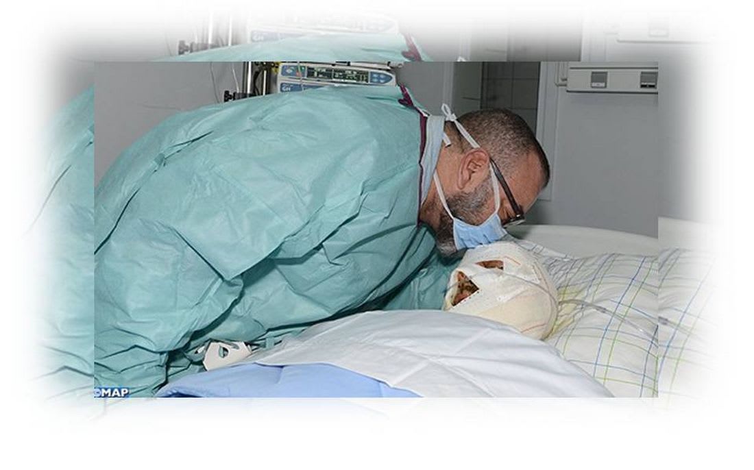 الملك محمد السادس يزور أحد المصابين في حادثة سير خطيرة شهدها المغرب