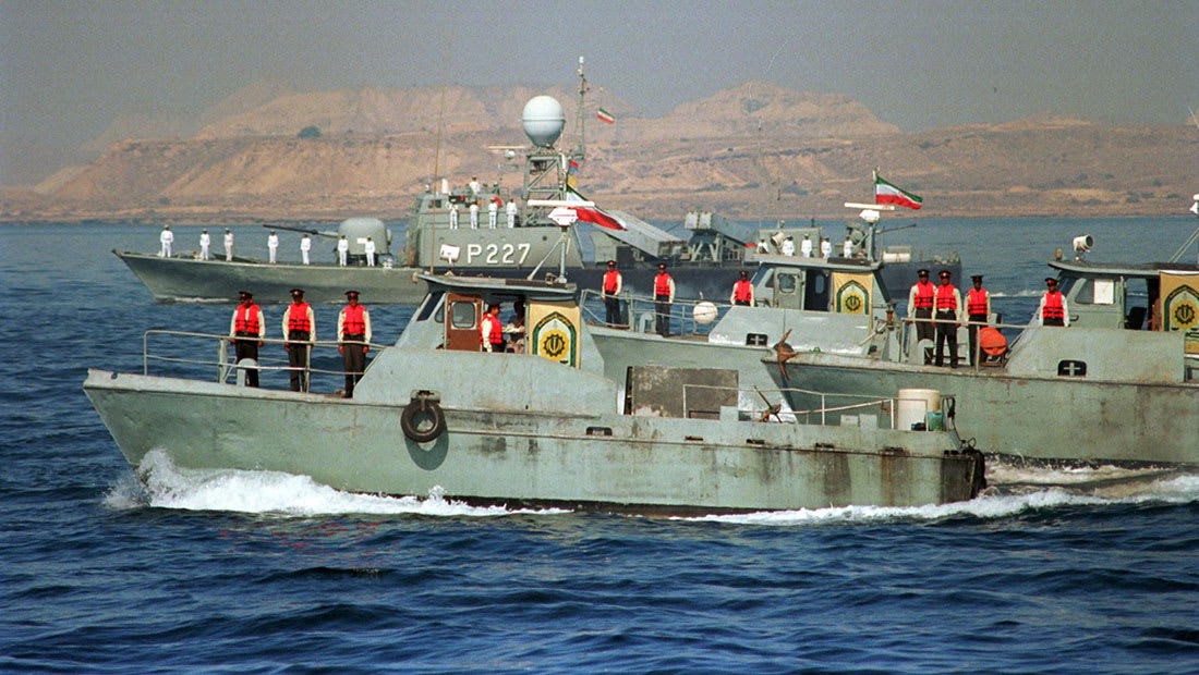 مصدر: سفينة أمريكية حذرت قوارب إيرانية بمضيق هرمز