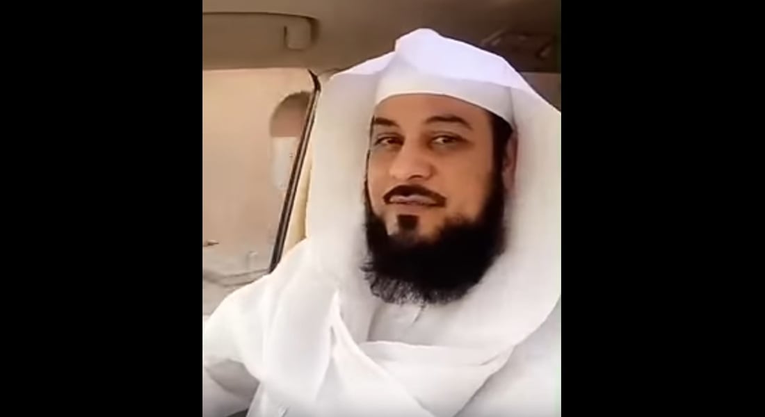 بالفيديو.. لهذا السبب يبيع أولاد الداعية محمد العريفي التمور أمام المسجد
