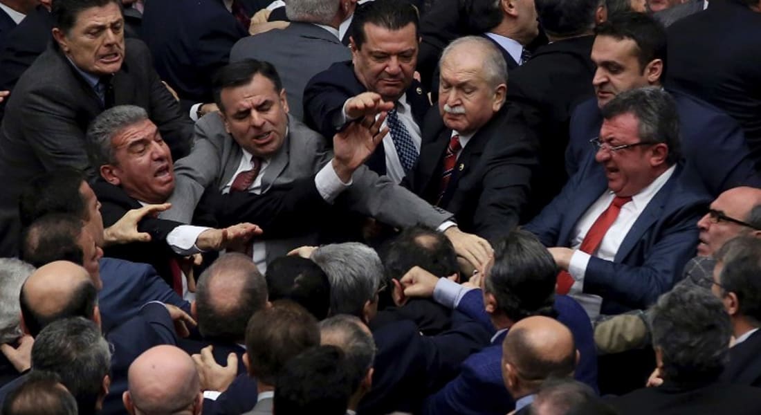 عراك في البرلمان التركي خلال مناقشات تعديل الدستور.. وقلق من ازدياد سلطة أردوغان