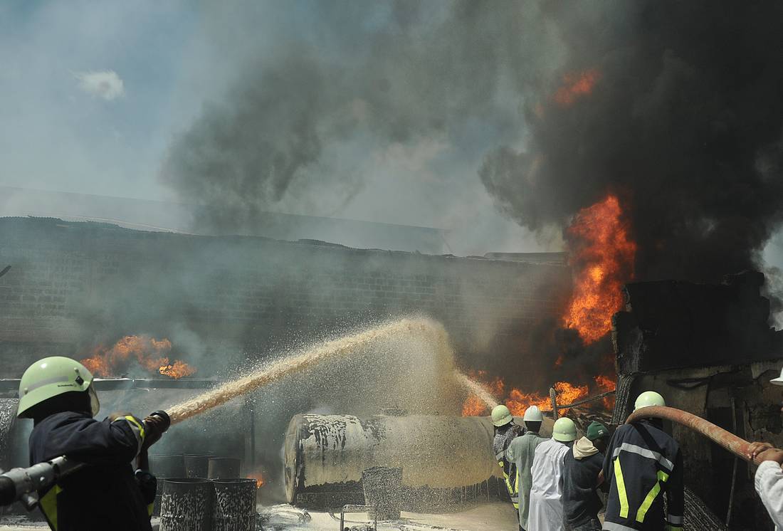 حريق ضخم ينشب في أنبوب لنقل البترول بالجزائر