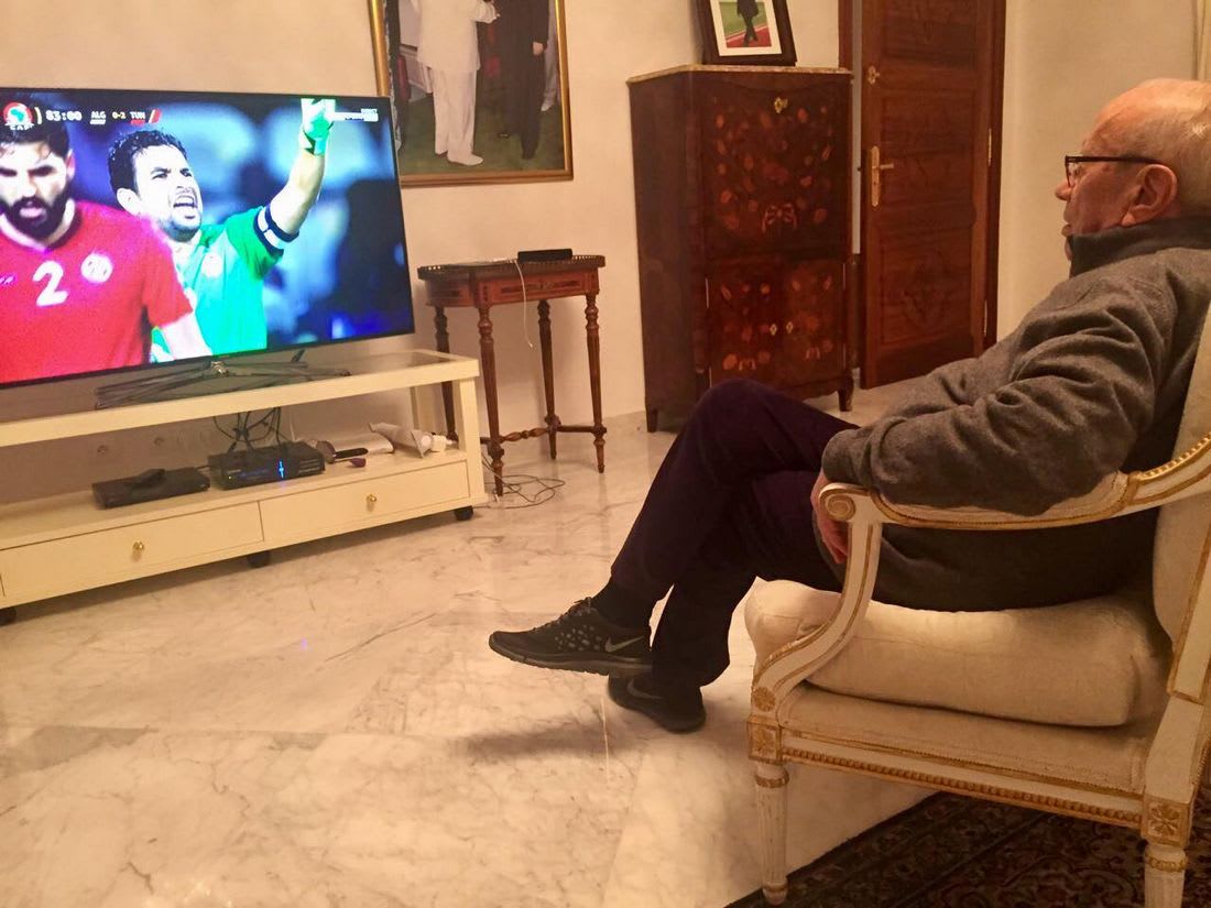 السبسي يشاهد مباراة المنتخب التونسي بقصر قرطاج.. وإعلامي يتهمه باستخدام القرصنة