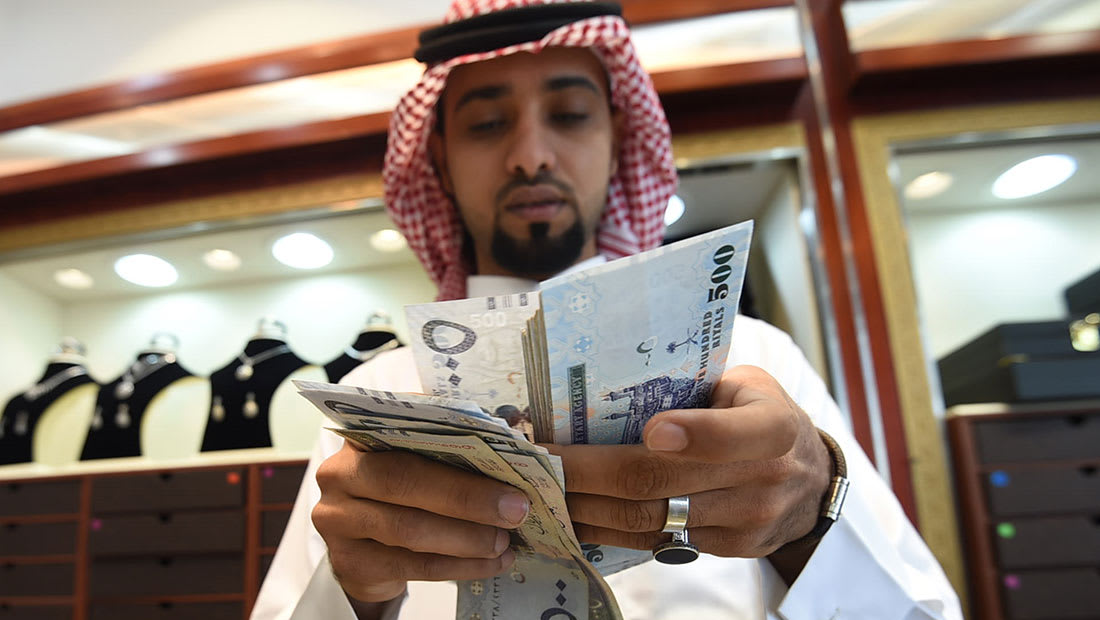 السعودية: لا توجه لفرض رسوم على التحويلات المالية للخارج