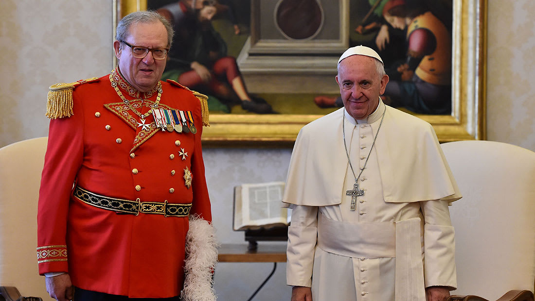 رئيس فرسان مالطا يستقيل بطلب من البابا بسبب ملف الواقيات الذكرية