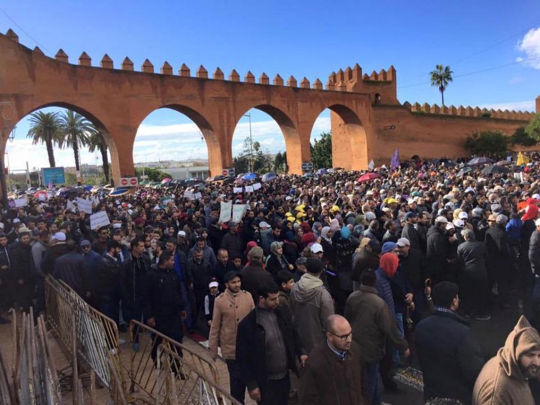 آلاف المحتجين في الرباط ضد "الإجهاز" على حقوق نساء ورجال التعليم