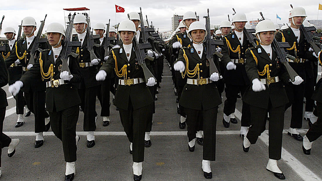الجيش التركي يسمح لعناصره بارتداء الحجاب 