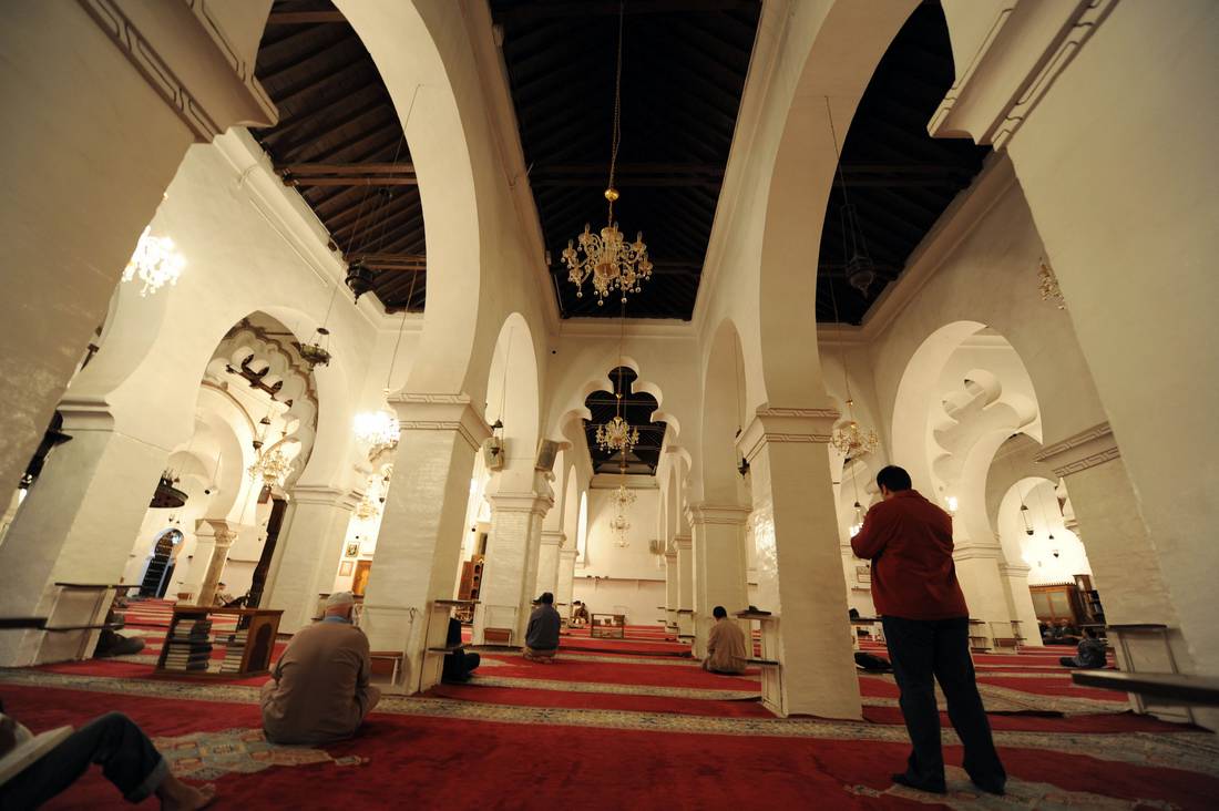 الجزائر تمنع الأئمة من "إقحام" المساجد في الانتخابات والتعبير عن الآراء السياسية