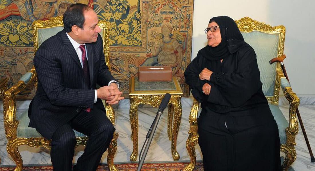 سيدة مصرية تتبرّع بكل ثروتها لصندوق ''تحيا مصر''.. والسيسي "يسقيها الشاي" بنفسه