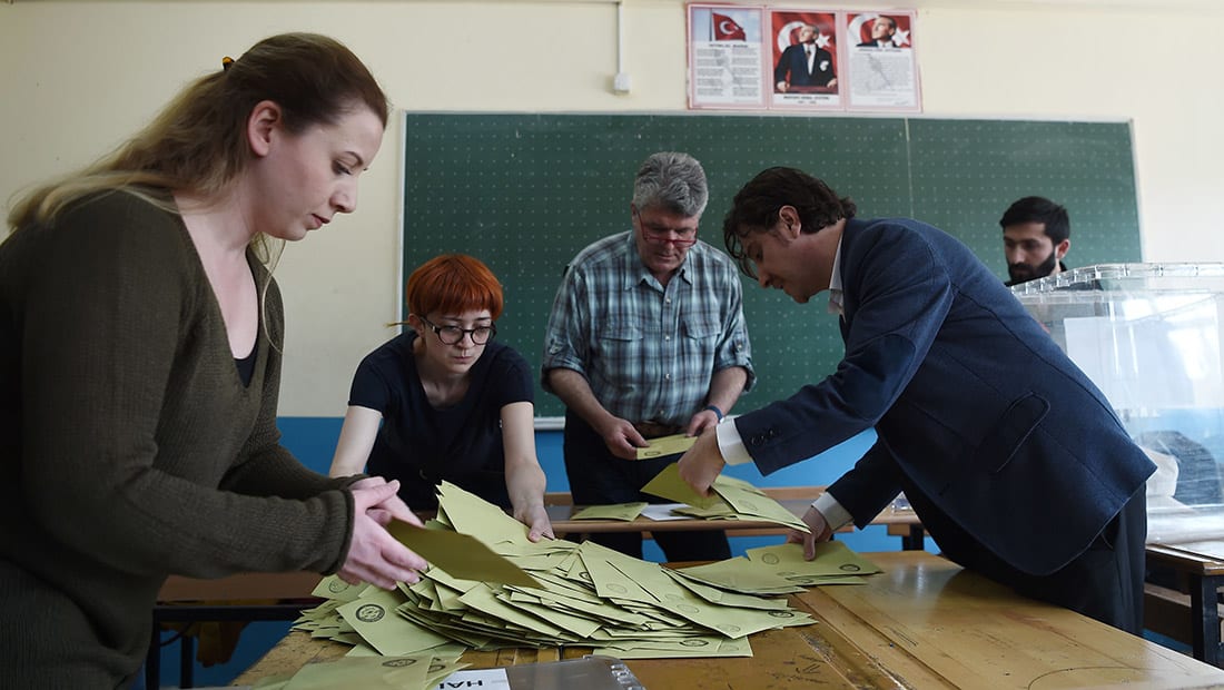 تركيا: نتائج أولية للاستفتاء تظهر تقدم "نعم" بـ52% مع فرز 95% من الأصوات